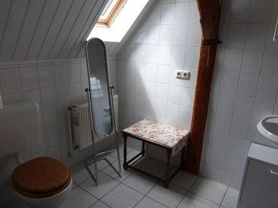 Toilette und Ablage