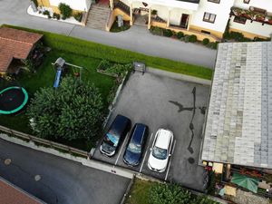 Garten mit Spielplatz u. Parkplatz