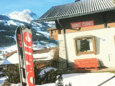 Chalet mit Ski