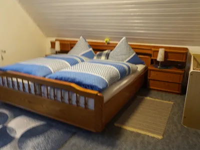 Schlafzimmer 1 Zugang zum Balkon