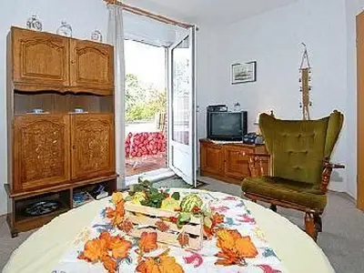 Wohnzimmer mit Terrassentür zum Balkon