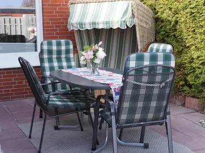 Überdachte Terrasse mit Strandkorb