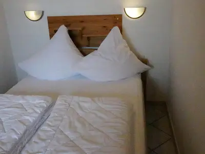 Schlafzimmer mit 160 x 200 cm Bett