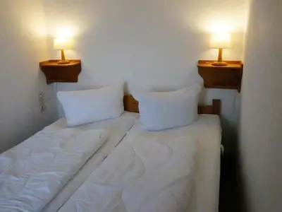 Schlafzimmer mit 140 x 200 cm Bett