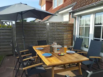 Terrasse gedeckter Tisch Bier