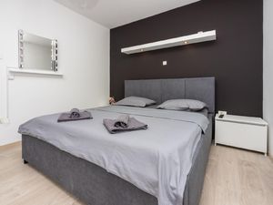 23784035-Ferienwohnung-4-Dramalj-300x225-5