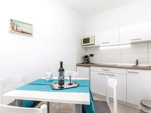 23737634-Ferienwohnung-4-Dramalj-300x225-3