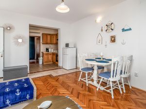 23765690-Ferienwohnung-2-Dramalj-300x225-3