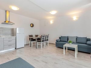 24003291-Ferienwohnung-3-Dramalj-300x225-2