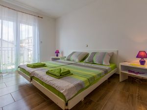 19056102-Ferienwohnung-2-Dramalj-300x225-3