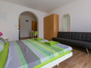 19056102-Ferienwohnung-2-Dramalj-300x225-5