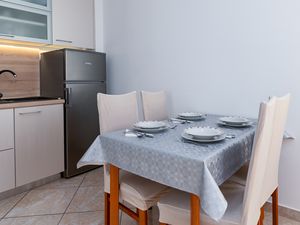 23547904-Ferienwohnung-5-Dramalj-300x225-3