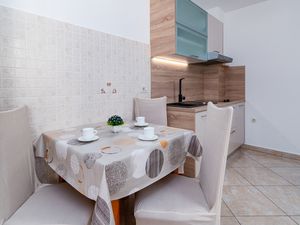 23547897-Ferienwohnung-3-Dramalj-300x225-4