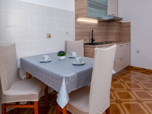 23547900-Ferienwohnung-3-Dramalj-300x225-4