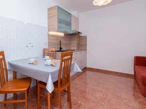 23547907-Ferienwohnung-3-Dramalj-300x225-5