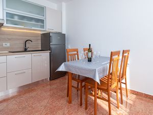 23547912-Ferienwohnung-5-Dramalj-300x225-3