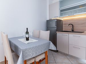 23547906-Ferienwohnung-5-Dramalj-300x225-3