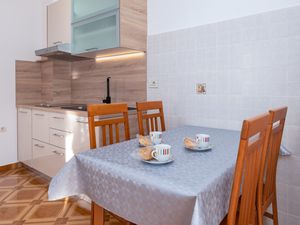 23547908-Ferienwohnung-3-Dramalj-300x225-4