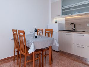 23547910-Ferienwohnung-5-Dramalj-300x225-3