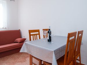 23547910-Ferienwohnung-5-Dramalj-300x225-4