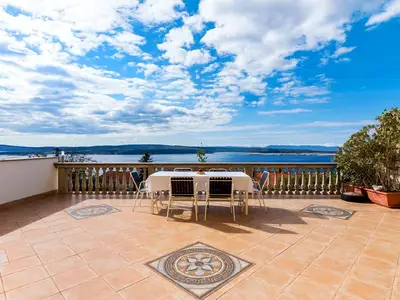 Große Terrasse des Apartments Milka 2 mit Blick auf das Meer und die Insel Krk