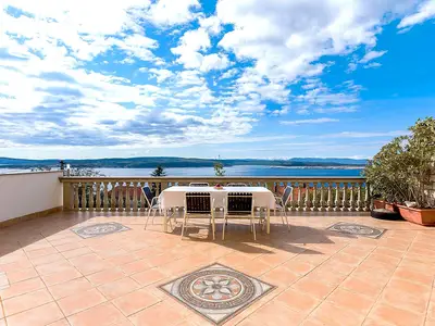 Blick über die große Terrasse auf das Meer und die Insel Krk
