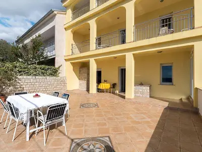 Es ist viel Platz auf der Terrasse - Blick Richtung Apartment