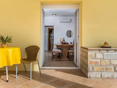 Einblick von der Terrasse in das Apartment