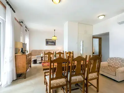 Wohnraum mit großem Essplatz