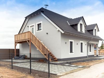 Außenansicht des Gebäudes. Eingang nach oben zur Ferienwohnung "Louise"