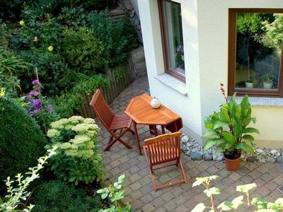 Terrasse mit Holzmöbeln Sichtgeschützt