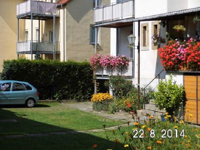 Innenhof mit Gäste-Balkon und-Parkplatz