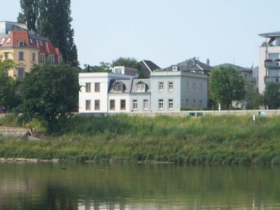 Außenansicht vom anderen Elbeufer