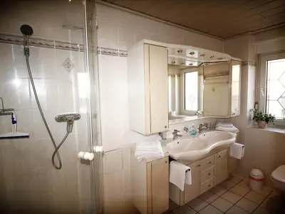 Bad mit Dusche / Toilette Fewo1