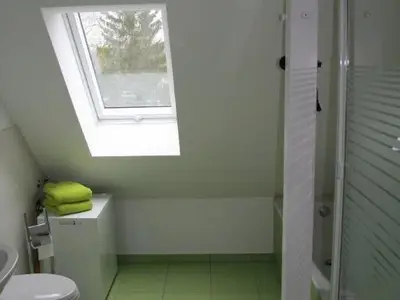 Bad mit Badewanne und Dusche