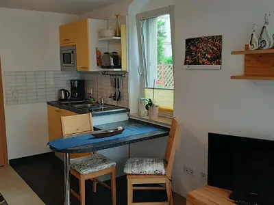 Küchenzeile mit Esstisch