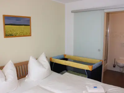 Schlafzimmer mit Babybett