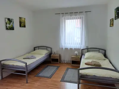 Schlafzimmer 2 (getr. Betten)