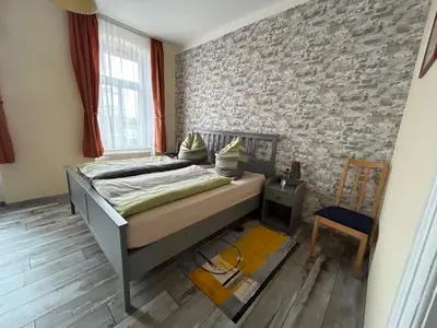 Schlafzimmer mit Doppelbett