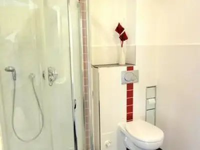 Badezimmer mit Echtglasdusche