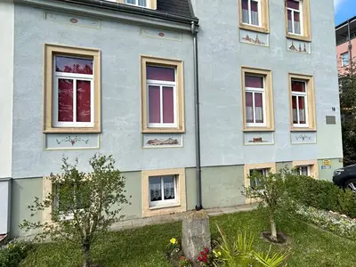 Hausansicht mit Vorgarten