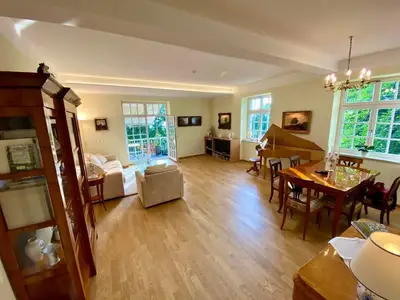 Wohnzimmer mit Blick zum Balkon