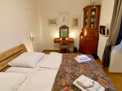 Schlafzimmer 1 mit Balkon und Biedermeiermöbeln