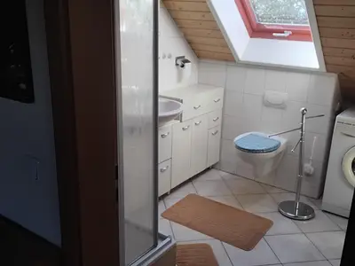 Bad mit Dusche und Waschmaschine