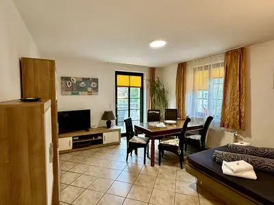 Wohnzimmer mit Balkon