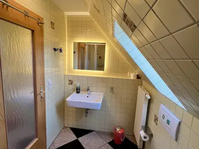 Kl. DW mit Toilette, Spiegel, Waschbecken, Fenster und Licht