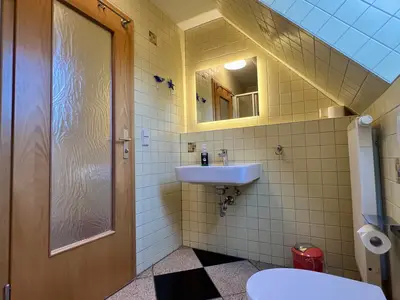 Kl. DW mit Toilette, Fenster und Spiegel mit Waschbecken