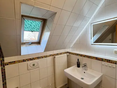 Gr. DW Bad mit Spiegel, Toilette und Waschbecken