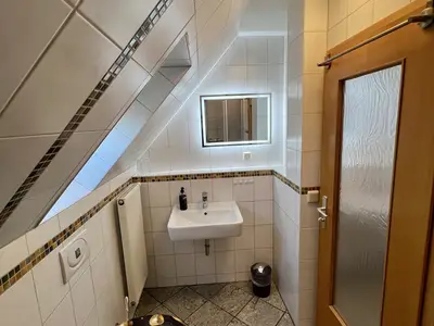 Gr. DW mit Spiegel, Waschbecken, Toilette und Fenster