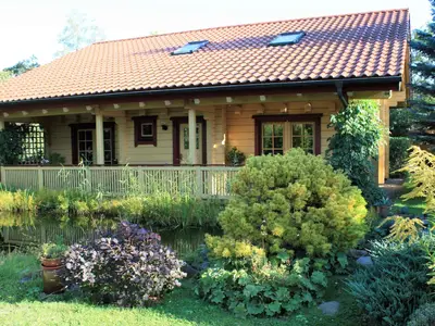 Blockhaus- Gästeterasse mit Gartenteich